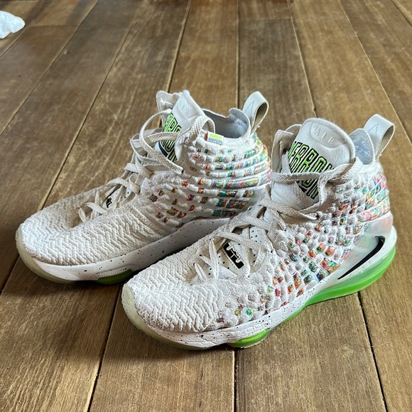 Other - Nike LeBron 17 Air Command Force Shoes size 6Youth
